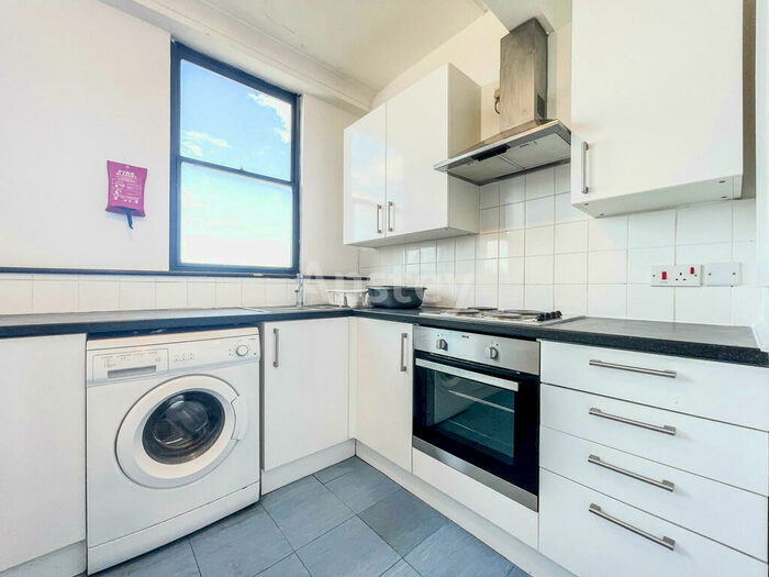 3 Bedroom Flat To Rent In Portswood Road, Southampton, SO17