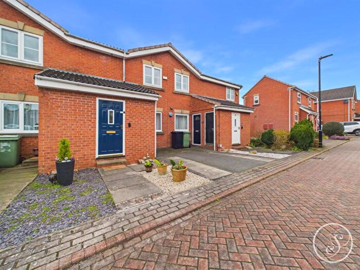 2 Bedroom Flat For Sale In Laurel Hill Way, Leeds, LS15