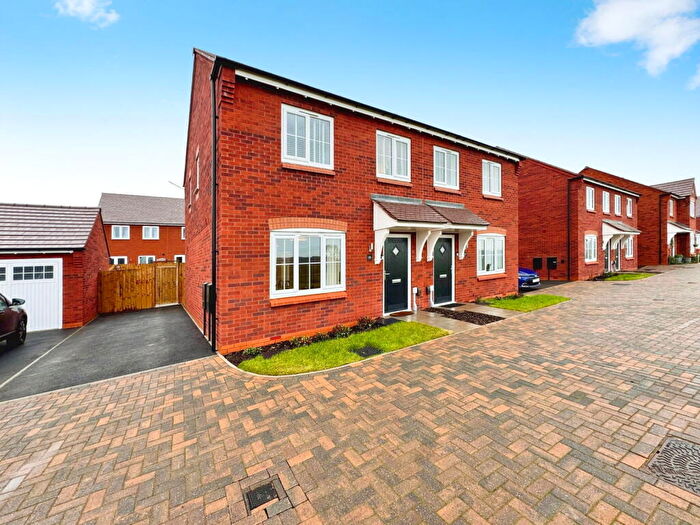 3 Bedroom Semi Detached House For Sale In Fairlie Gardens, Midway, DE11