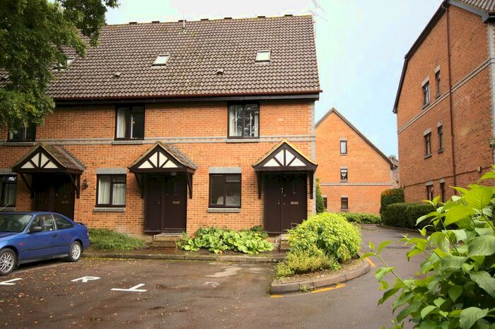2 Bedroom Flat To Rent In Oriental Road, Woking, GU22