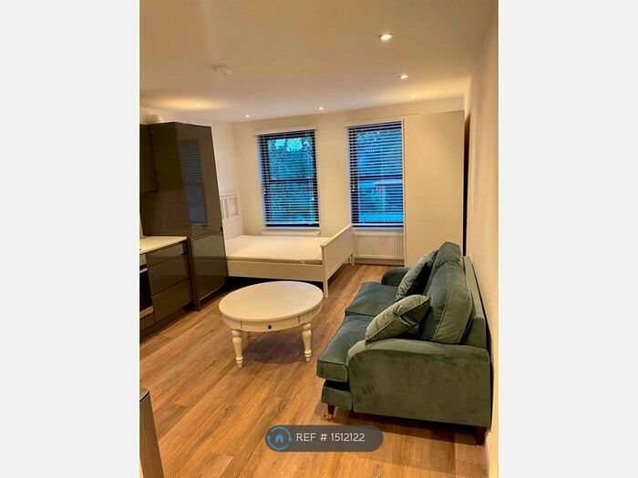 Studio To Rent In Friern Park, London, N12