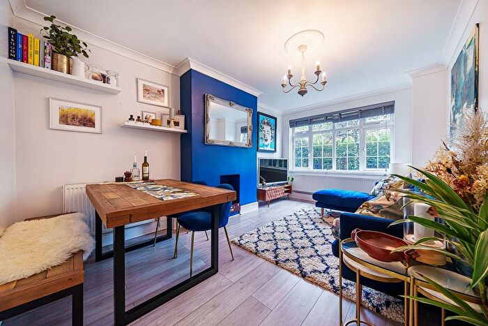 3 Bedroom Flat To Rent In Tilehurst Road, London, SW18