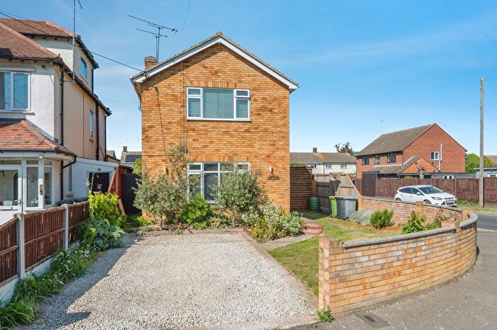 3 Bedroom Detached House For Sale In Somerset Avenue, Rochford, Essex, SS4