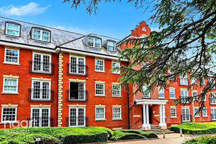 3 Bedroom Apartment For Sale In Montague Close, Wokingham, RG40