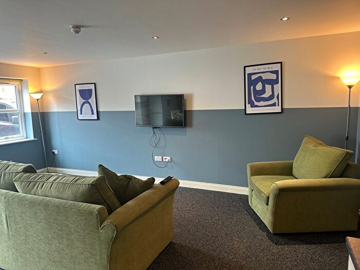 3 Bedroom Flat To Rent In Flat, Lord Tennyson House, Rasen Lane, LN1