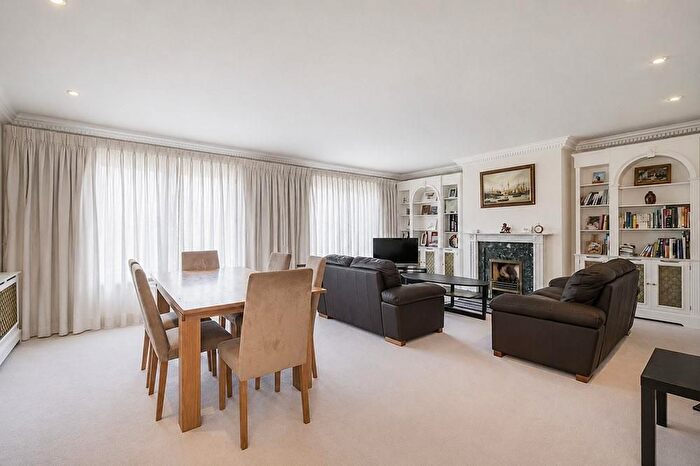 3 Bedroom Flat To Rent In North Row, Mayfair, London, W1K