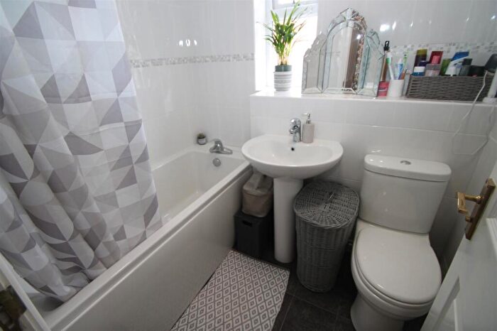 3 Bedroom Detached House For Sale In Woodhouse Way, Cradley Heath, B64