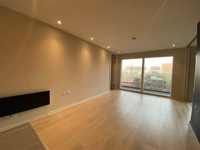 2 Bedroom Apartment To Rent In City Gardens, Castlefield, M15