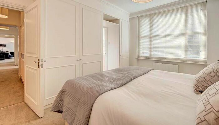 2 Bedroom Flat To Rent In Hill Street, London, W1J