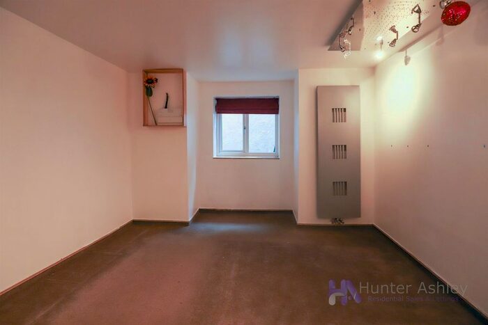 2 Bedroom Flat To Rent In Coningsby Road, High Wycombe HP13