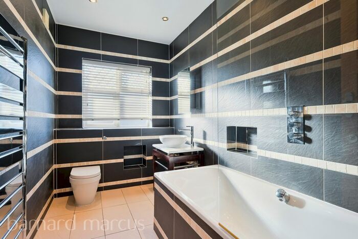 5 Bedroom Property To Rent In Mavis Close, Stoneleigh, Epsom, KT19