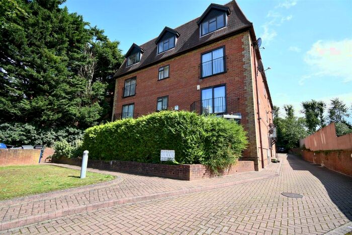 3 Bedroom Flat To Rent In Inverey Court, Holden Avenue, Woodside Park, N12