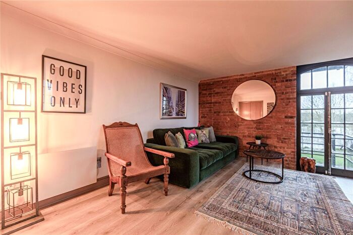 2 Bedroom Flat For Sale In Addlestone, Surrey, KT15