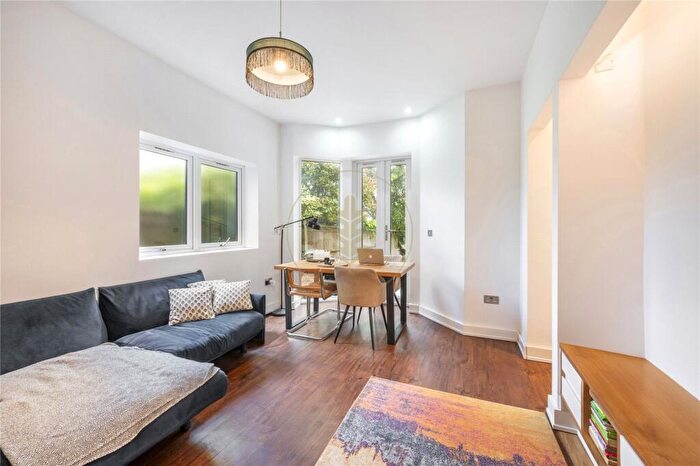 2 Bedroom Maisonette For Sale In High Road, Finchley, London, N2