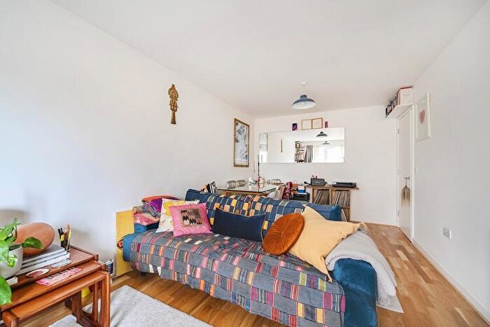 1 Bedroom Maisonette For Sale In Fletcher House, Hackney, London, N1