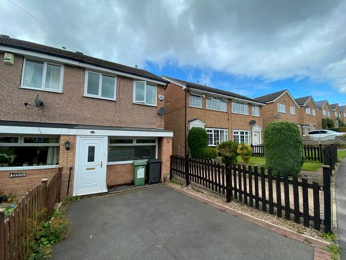 2 Bedroom Property To Rent In Woodlea Road, Yeadon, Leeds, LS19