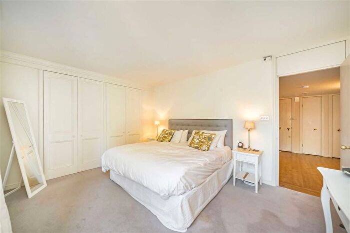 2 Bedroom Flat For Sale In Grosvenor Road, Pimlico, SW1V - Photo 4