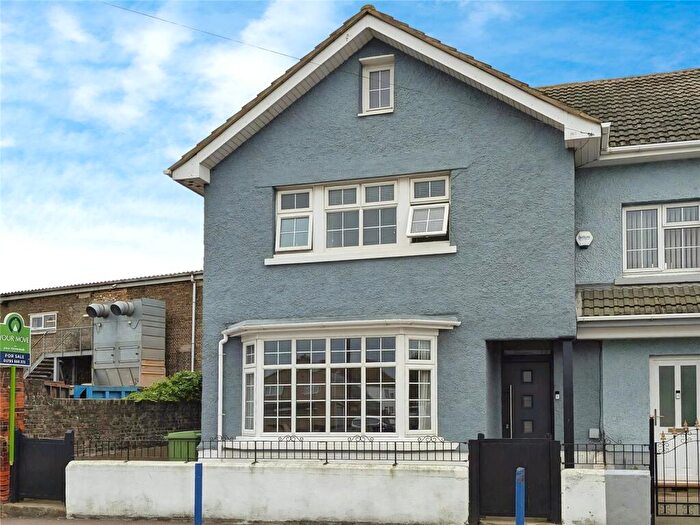4 Bedroom End Of Terrace House For Sale In Main Road, Queenborough, Kent, ME11