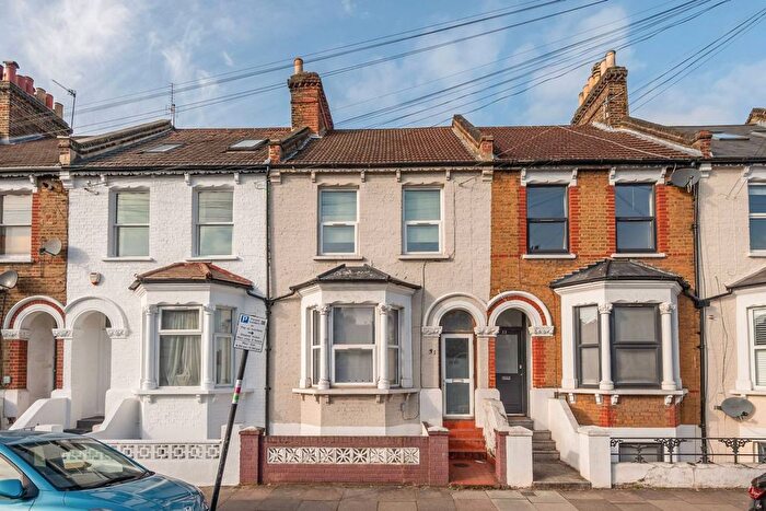 4 Bedroom Flat To Rent In Khama Road, Tooting Broadway, London, SW17