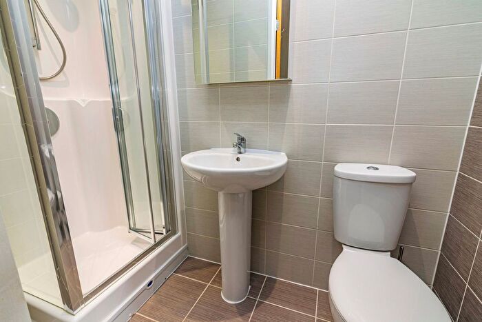 4 Bedroom Flat To Rent In Flat, Lord Tennyson House, Rasen Lane, LN1