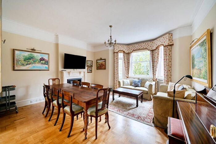 3 Bedroom Flat To Rent In Beaufort Street, Chelsea, London, SW3