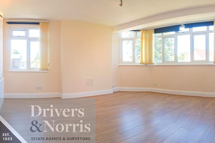 Apartment To Rent In Alexandra Grove, North Finchley, London, N12
