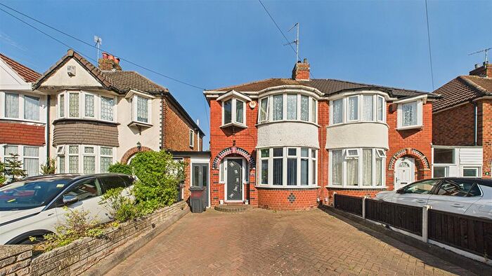 3 Bedroom Semi-Detached House For Sale In Ryde Park Road, Birmingham, B45