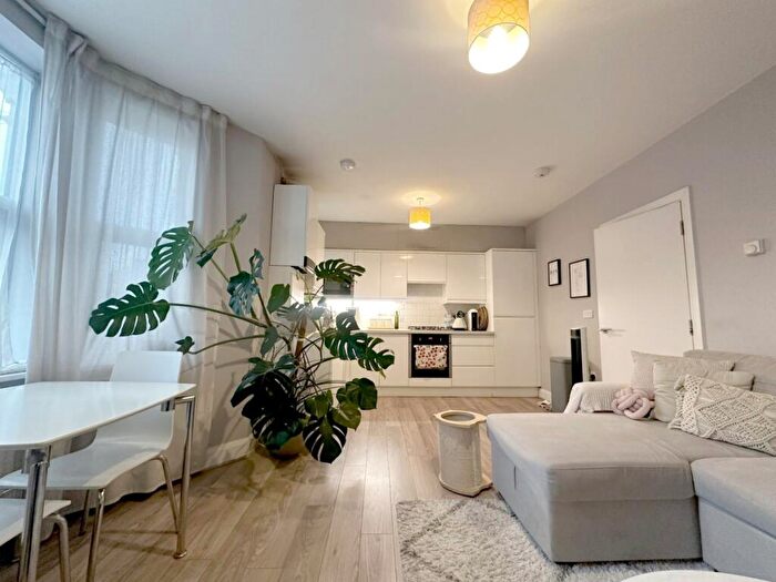 1 Bedroom Flat To Rent In Chapter Road, Willesden Green, NW2