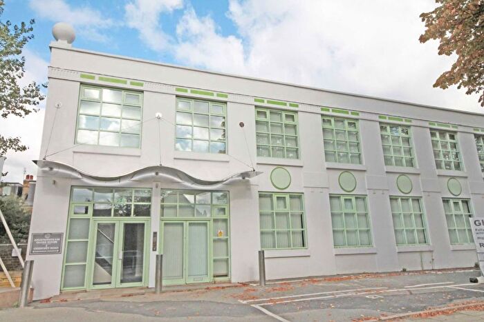 1 Bedroom Flat To Rent In Chertsey Road, St Margarets, Twickenham, TW1