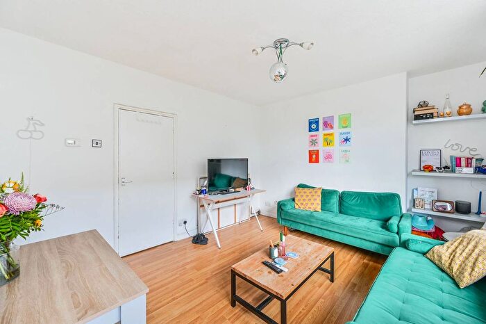 3 Bedroom Flat To Rent In Maysoule Road, Battersea, London, SW11