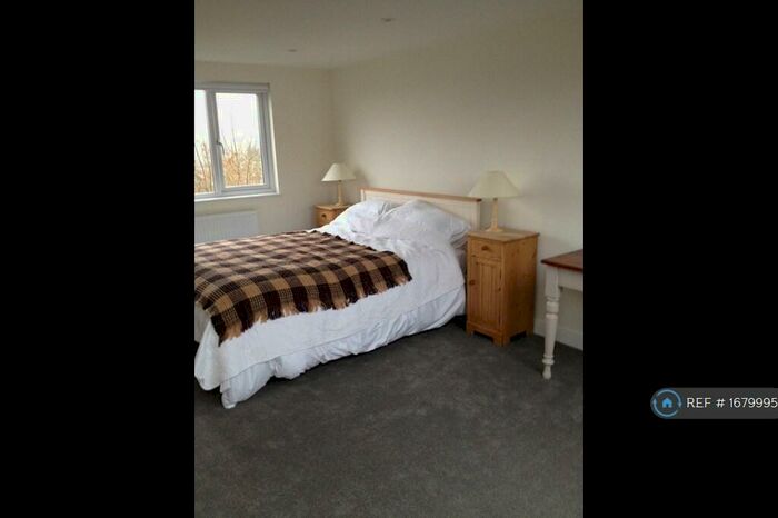 Studio To Rent In Cambrian Close, London, SE27