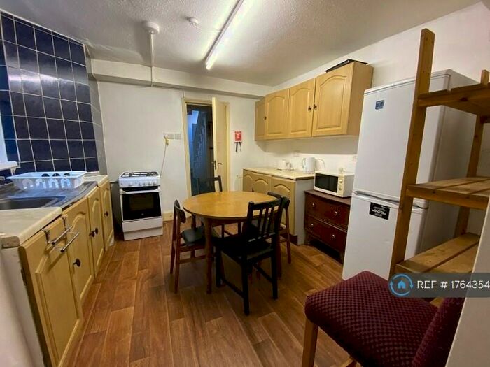 4 Bedroom Flat To Rent In Hamlets Way, London, E3