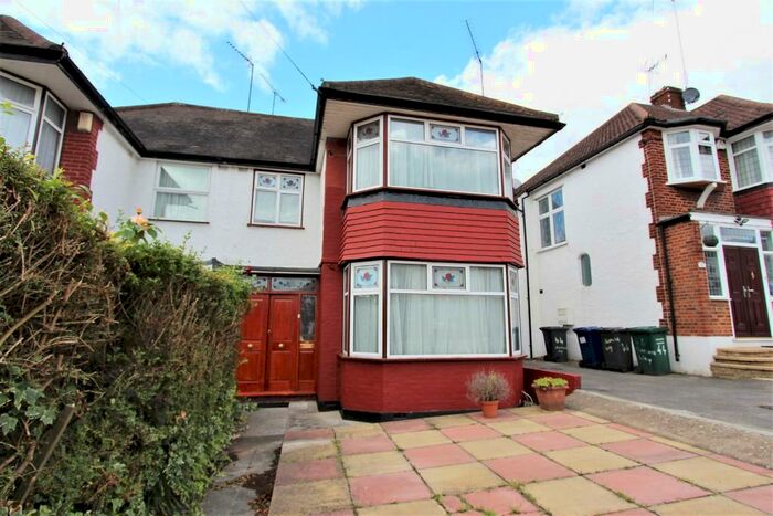 4 Bedroom Semi-Detached House To Rent In Shamrock Way, Southgate, N14
