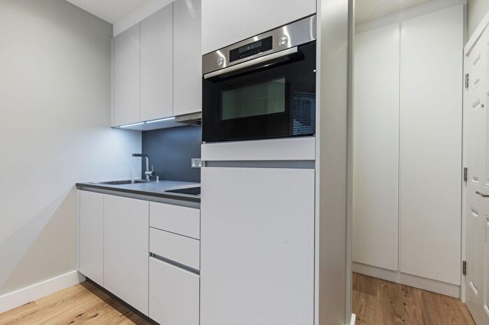 Studio To Rent In Warwick Road, London, SW5