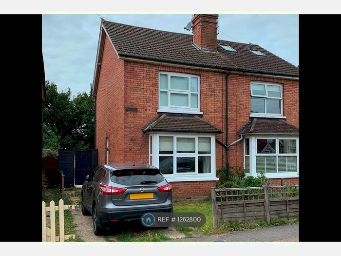 3 Bedroom Semi-Detached House To Rent In Lumley Road, Horley RH6