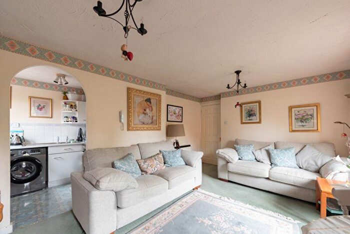 2 Bedroom Flat For Sale In Dalrymple Close, London, N14