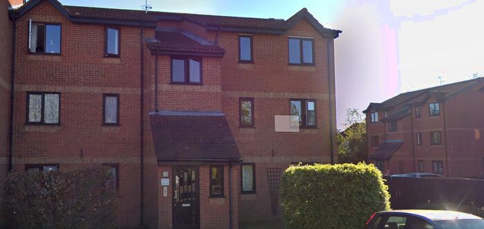 2 Bedroom Flat To Rent In Courtlands Close, Watford, WD24