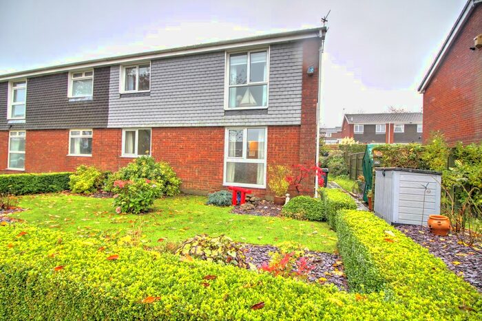 2 Bedroom Flat For Sale In Kingsway, Sunniside, Newcastle Upon Tyne, NE16