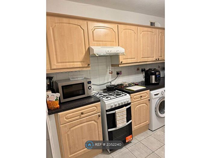 2 Bedroom Flat To Rent In Danescroft, London, NW4