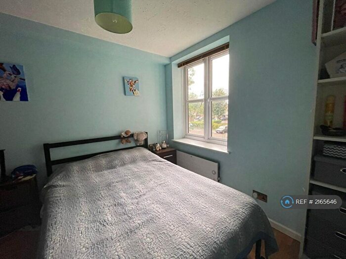 2 Bedroom Flat To Rent In Chiltern Court, London, SE14