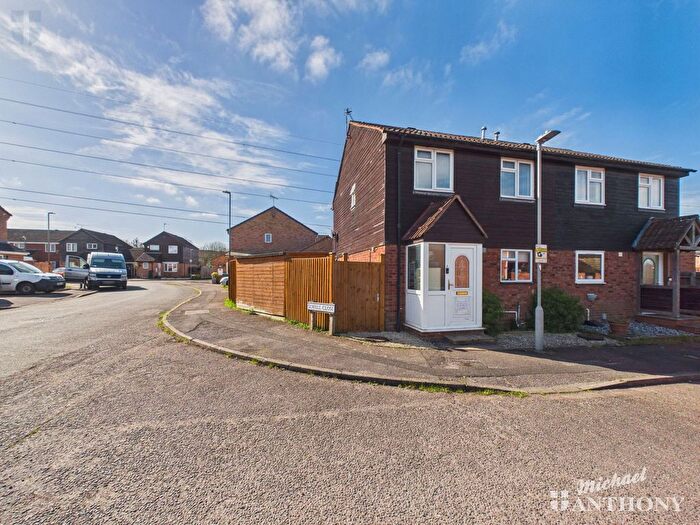3 Bedroom Semi Detached House For Sale In Sewell Close, Aylesbury, HP19