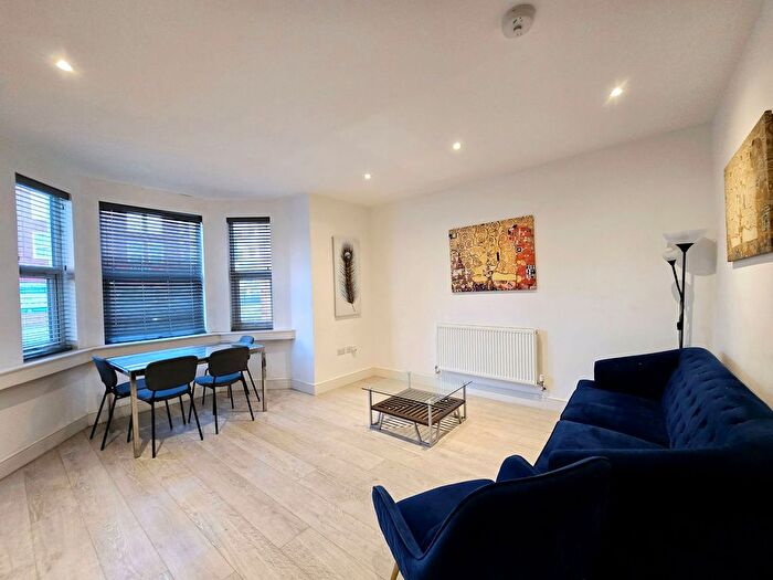 3 Bedroom Flat To Rent In Mitcham Road, London, SW17