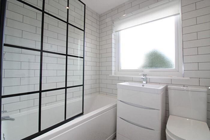 4 Bedroom House To Rent In Gleniffer Road, Renfrew, PA4