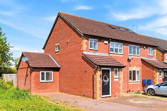 3 Bedroom Semi-Detached House For Sale In Newbolt Close, Newport Pagnell, MK16