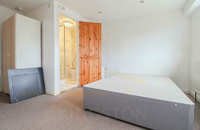 4 Bedroom Semi-Detached House To Rent In Villiers Close, Surbiton, KT5