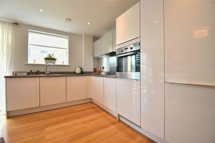 1 Bedroom Flat To Rent In Westbury Mansions, Old Bracknell Lane West, Bracknell, Berkshire, RG12