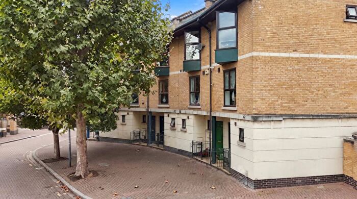 4 Bedroom Town House For Sale In Gatcombe Road, Silvertown, E16