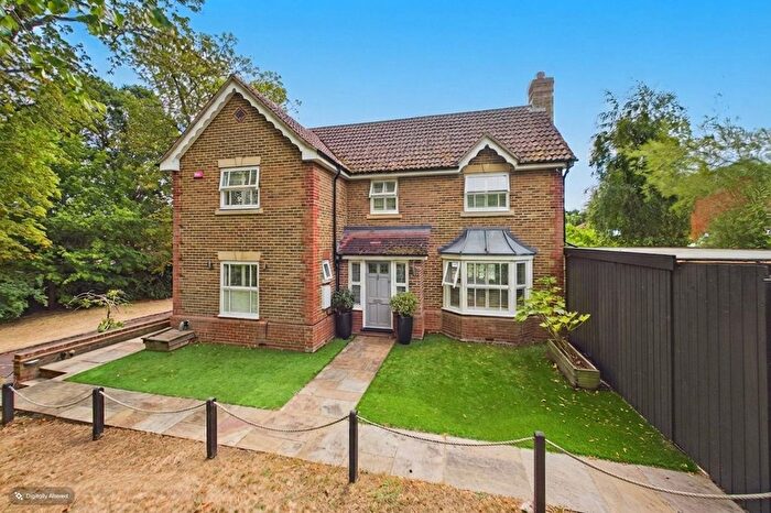 4 Bedroom Detached House For Sale In Roundshead Drive, Warfield, Berkshire, RG42