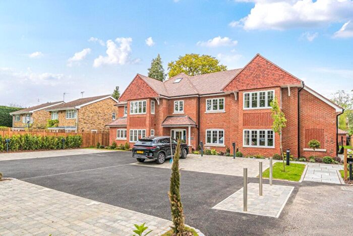 1 Bedroom Flat For Sale In Queens Road, Weybridge, KT13