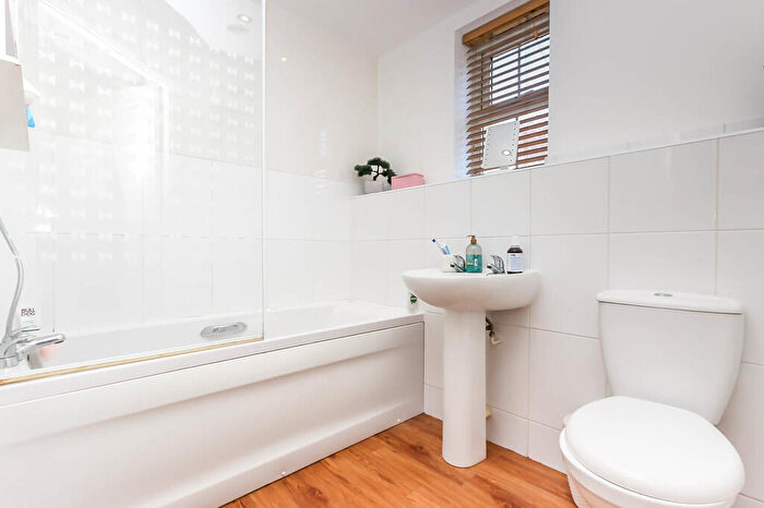 2 Bedroom Flat For Sale In Flowerhill Drive, Wellingborough, NN8